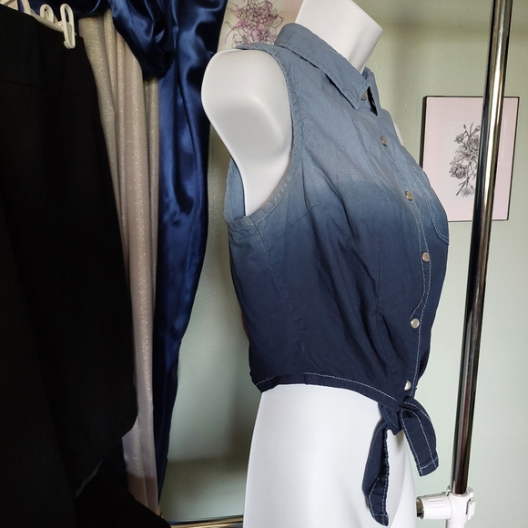 💜 Wallflower Blue Chambray Ombre Dye Sleeveless Button Down Tie Top, Size M - Picture 3 of 7